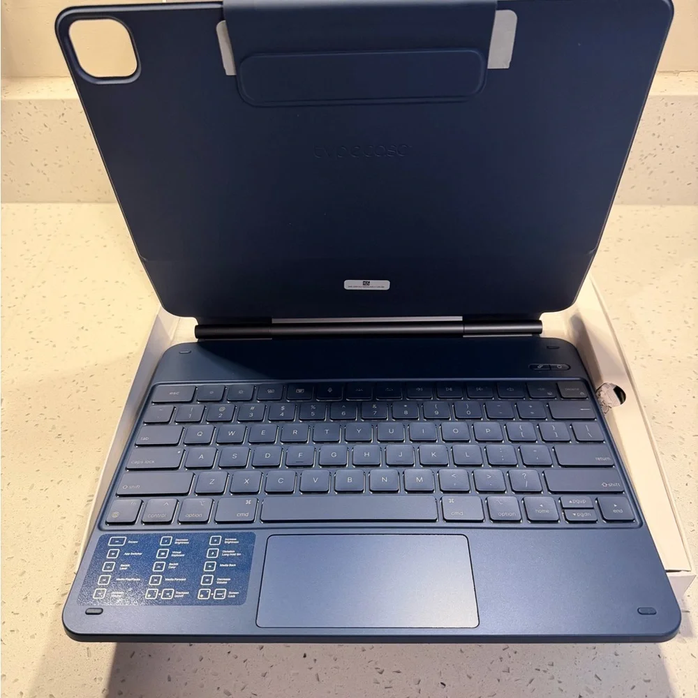 typecase EDGE iPad keyboard case w/ Trackpad - BRAND NEW